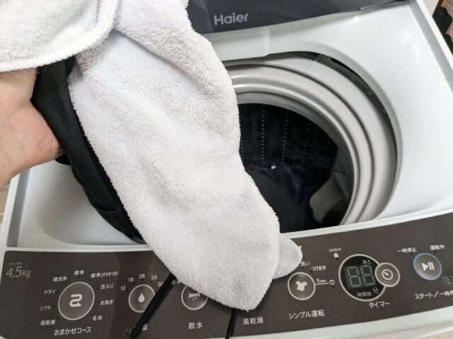 足拭きとして使用した服やタオルはそのまま洗濯機へぶちこむ