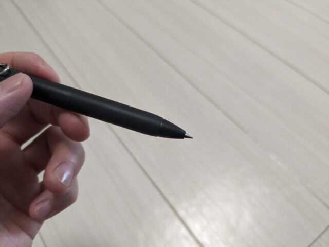 三菱鉛筆のユニボールワン（0.38mm）のペン先