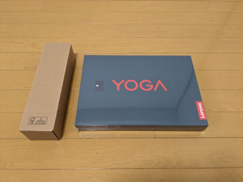 『Lenovo Yoga Pro 7i Gen 8 タイダルティール』と電源ケーブル
