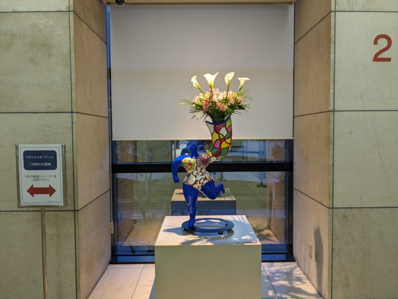 ベネッセコーポレーション東京本部オフィス1階のエレベーター前のオブジェ
