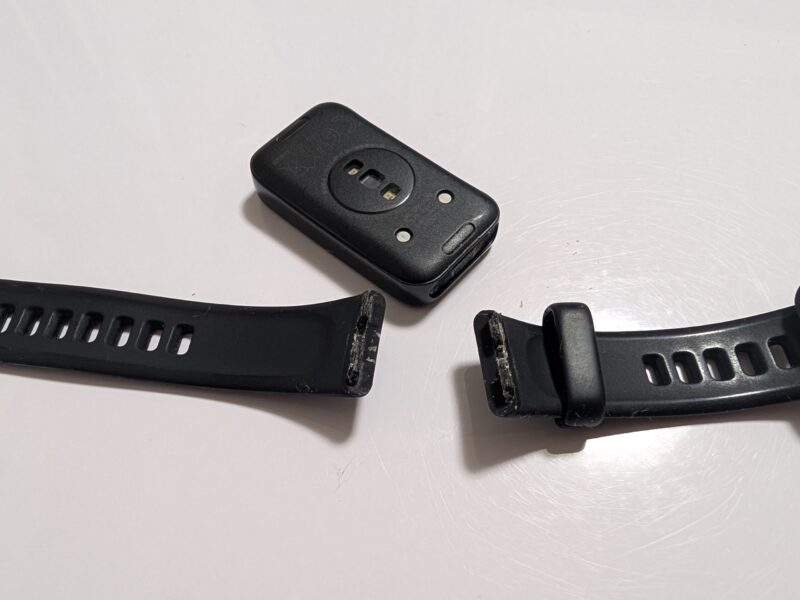 Huawei Band 8のベルトを外したら超汚い...