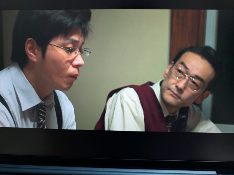 映画『Winny』（プライムビデオ）で金子勇さんと弁護士が話しているシーン