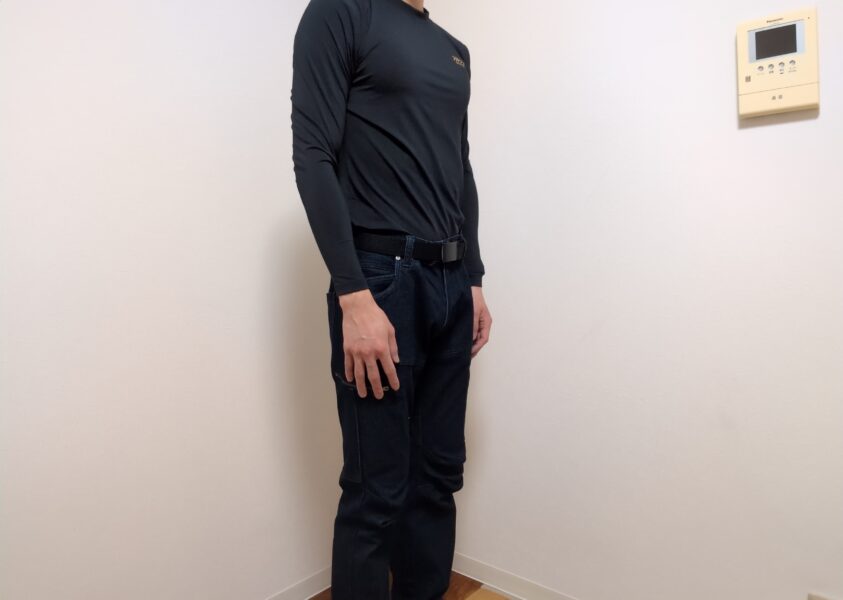 エアリアルシールド長袖クルーネック、カーゴパンツ、wmbベルトの組み合わせ（横から）