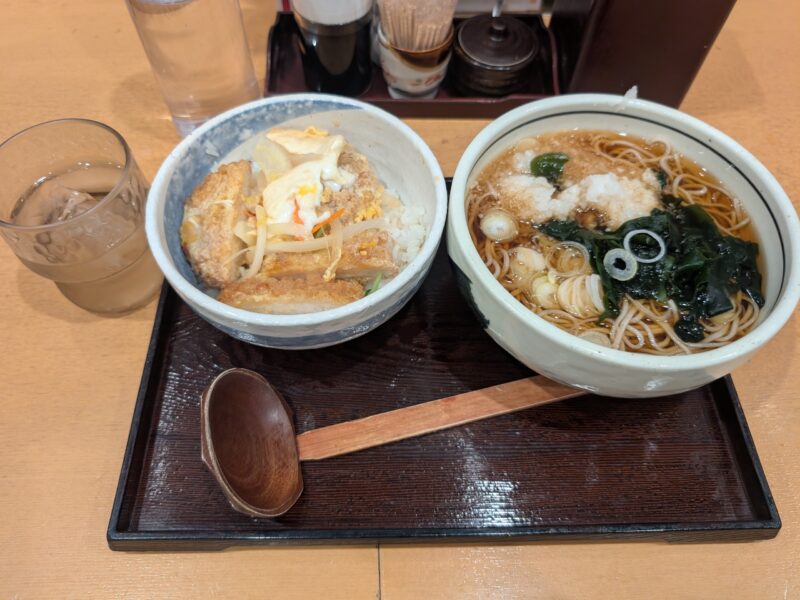 「たまの里」のお蕎麦とカツ丼セット（900円）