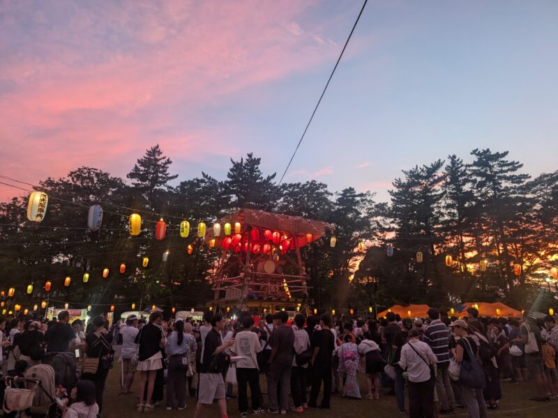 稲城市平尾の盆踊り大会の人の多さ