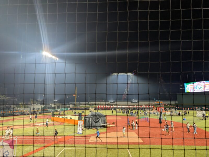 ネット越しから見るジャイアンツタウンスタジアムの景色