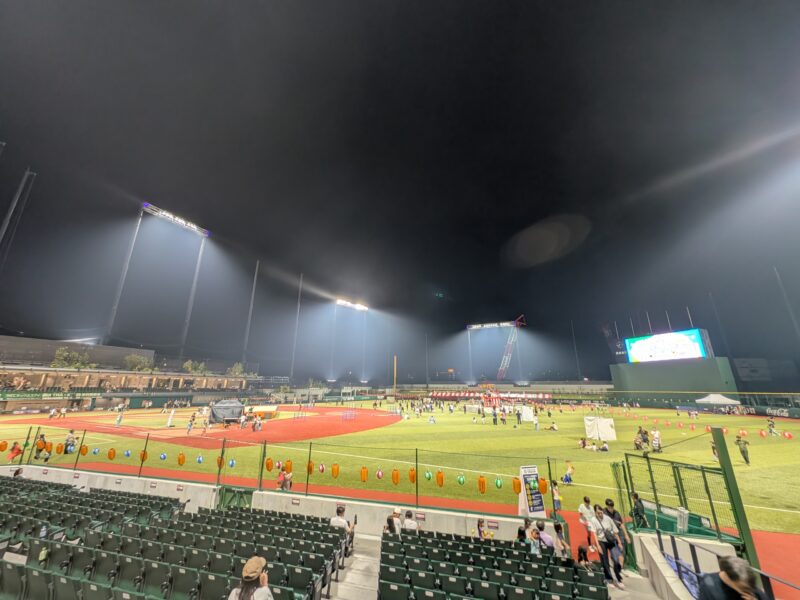 ライト外野方面からのスタジアムの景色